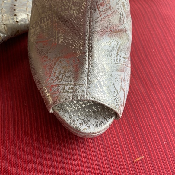 Dan Sara gold brocade mid calf boots Size 9 NWOT - Picture 8 of 13